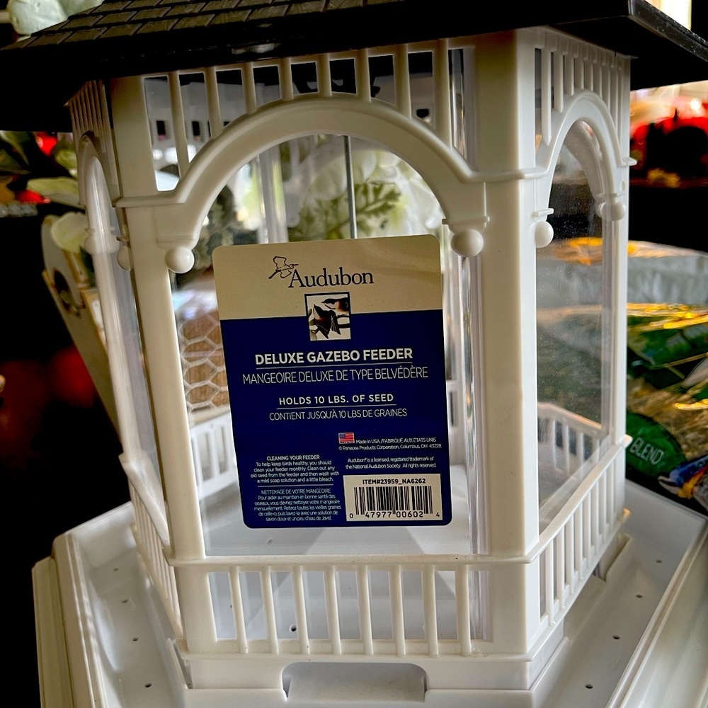 Brand new never used Deluxe Gazebo Feeder holds 10 LBS of seed